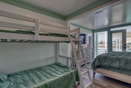 It offers a Queen size bed and 1 Twin bunk, sleeping 4 guests