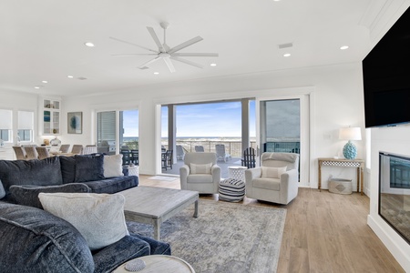 This spacious property is pet-friendly and offers panaramic views of the Gulf and Little Lagoon