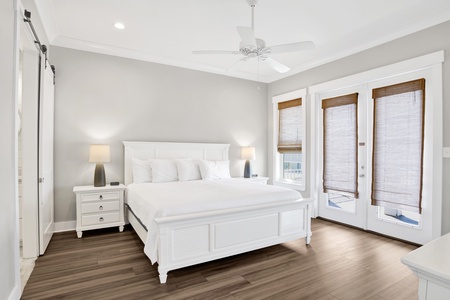 The primary bedroom has a King size bed and is located on the 1st floor