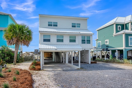 A License to Chill A is a 5 bedroom, 3 bath duplex that can accommodate 16 guests