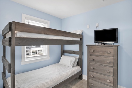 Bedroom 3, 2 twin over twin bunks, sleeps 4, TV