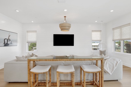 Additional seating for 7 at the sofa table