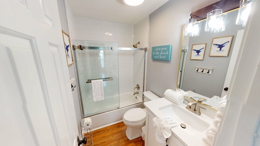 Full shared hall bathroom with tub/shower combo