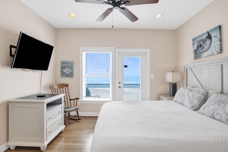 Stingray Bedroom 8 - 3rd floor boasts Gulf views, balcony access, ceiling fan and a TV