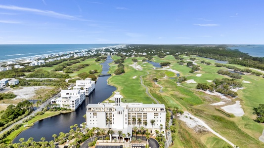 Guests have access to the golf course and the Lodge restaurant and bar