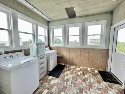 Full size laundry room