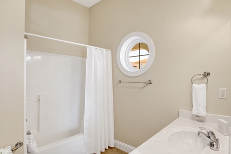 The private bathroom features a tub/shower combo