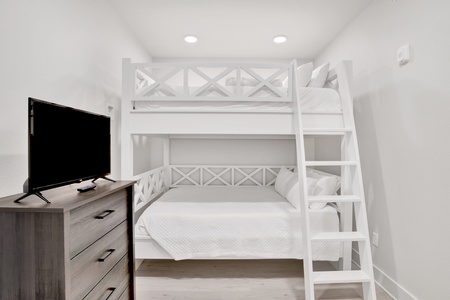 Bunk Room with a pocket door- Queen over Queen bunk bed + TV