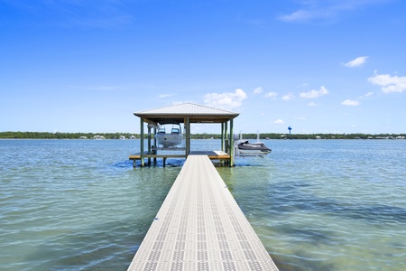 Private pier on the Little Lagoon - Boat lift not available for guest use