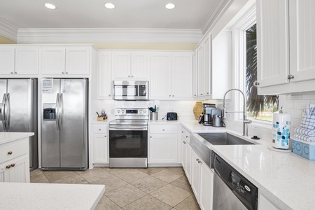 Fully equipped kitchen with 2 refrigerators