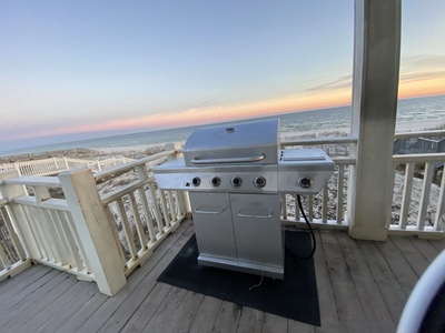 Gas grill provided