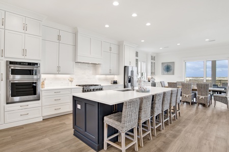 Fully equipped kitchen with walk-in pantry and we bar
