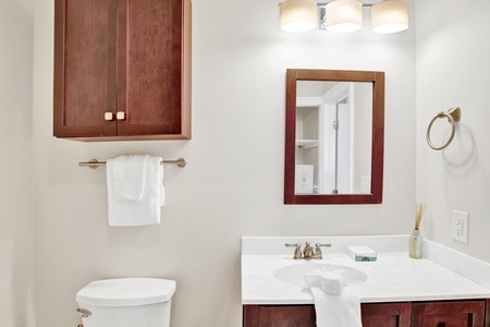 The private bathroom features a tub/shower combo