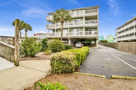 Great West Beach location close to restaurants and shopping