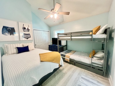 Hello Waves: 2nd floor guest room sleeps 4 in a queen bed and a twin bunk bed