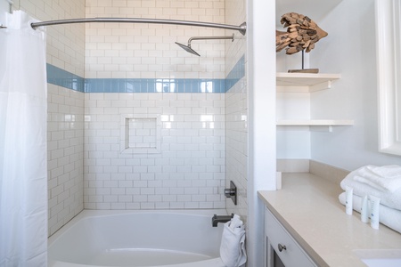The bathroom in Bedroom 7 has a tub/shower combo