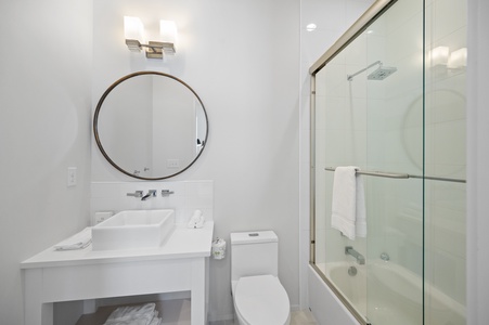 The private bathroom in Bedroom 1 with a tub shower combo