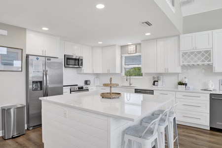 Fully equipped kitchen and beautifully updated