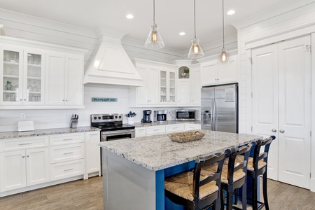 Fully equipped kitchen with an island