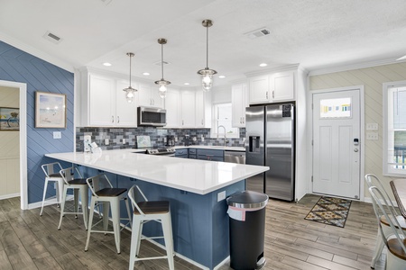 Upgraded kitchen, fully equipped