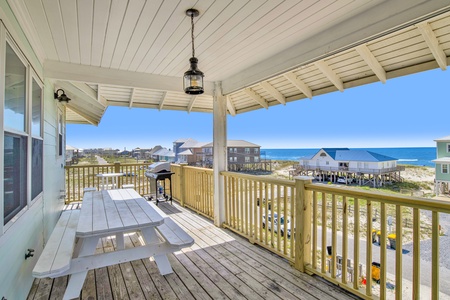 3rd floor balcony with picnic table for outdoor dining