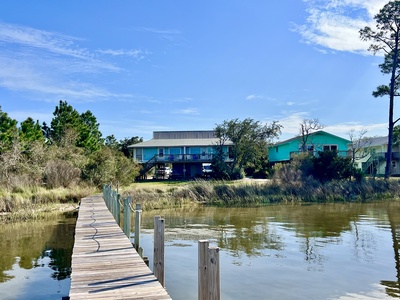 Sailhouse West is a pet-friendly, duplex home