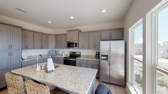 Fully equipped kitchen with island seating for 2