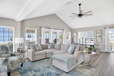 Sandy Pause is pet-friendly and can accommodate up to 10 guests