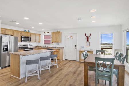 The dining room accommodates 6 guests
