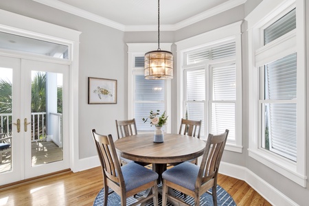 Breakfast nook in the kitchen for 4