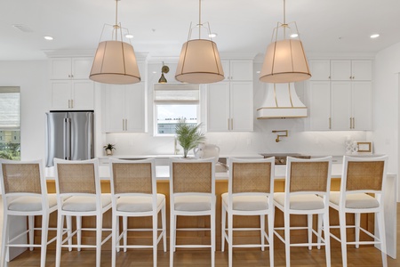 Seating for 7 at the kitchen island