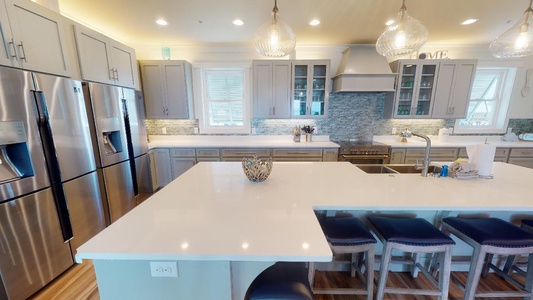 Fully equipped Kitchen with Island seating