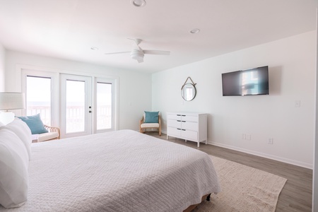 Side A master comes with a king bed, TV, private bathroom, Gulf views and a private balcony