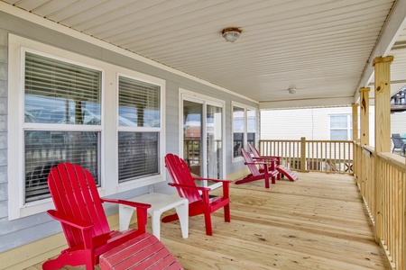 Lounge on the front deck and enjoy an amazing view