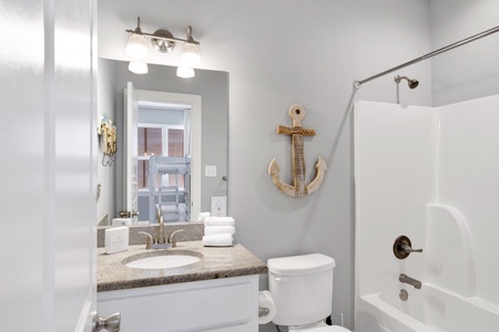 The private bathroom features a tub/shower combo