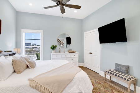 Bedroom 7 with a TV and a ceiling fan