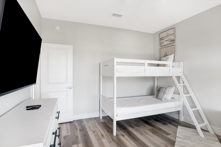 3rd floor Bedroom 2 sleeps 4 in 2 twin bunk beds