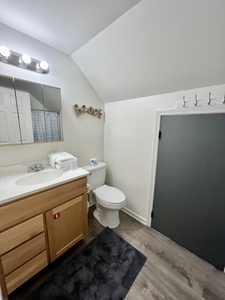 The private bathroom features a tub/shower combo
