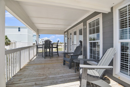 Spacious covered deck