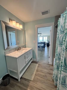 3rd floor guest bathroom with tub/shower combo