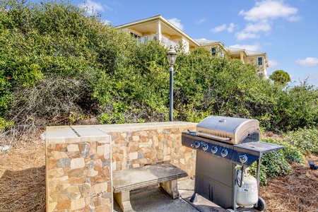 Community Grilling area near the pool