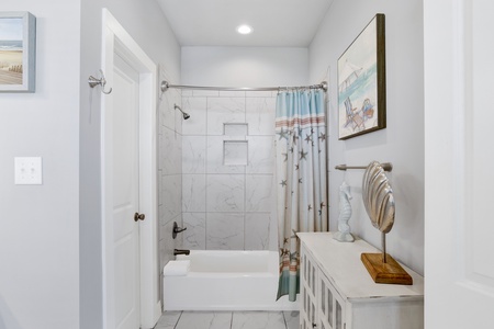 The private bathroom features a tub/shower combo
