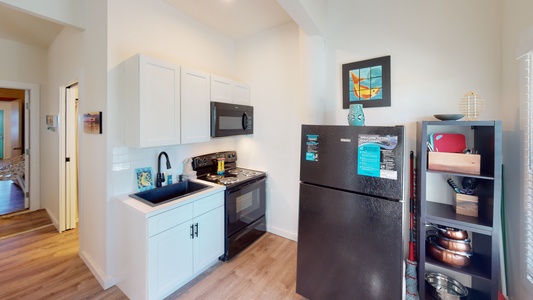 Small kitchenette on the 1st floor in bedroom (5)