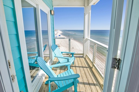 2nd floor shared balcony with SE bedroom and pink bunk room