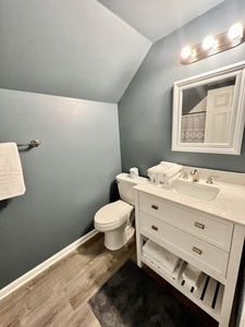 The private bathroom features a tub/shower combo