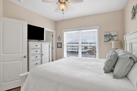 Sea Turtle Bedroom 3 - 2nd floor has a TV and a ceiling fan