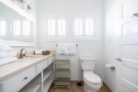 Private bathroom for bedroom #4