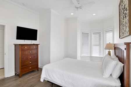 Bama Boat House North guest bedroom 3, with a TV and a private bath