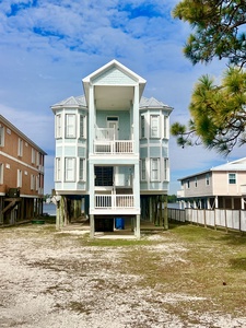 Bama Boat House North is the North side of the Duplex