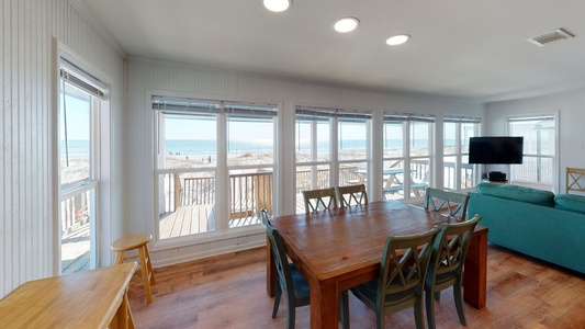 Large floor to ceiling windows and dining for 6